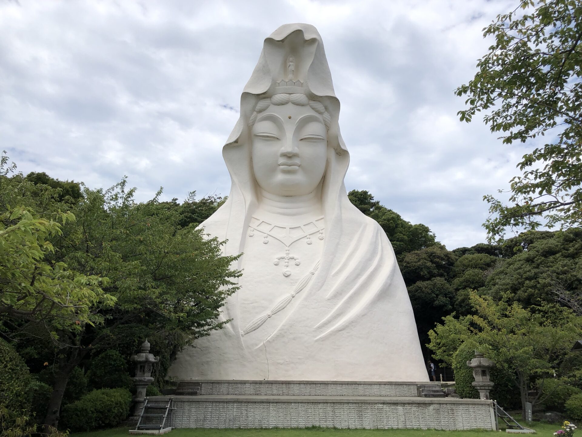 【神奈川県鎌倉市】大船観音寺-街を見下ろす巨大観音、電車からも見えるその姿とは!? | Explore Romance