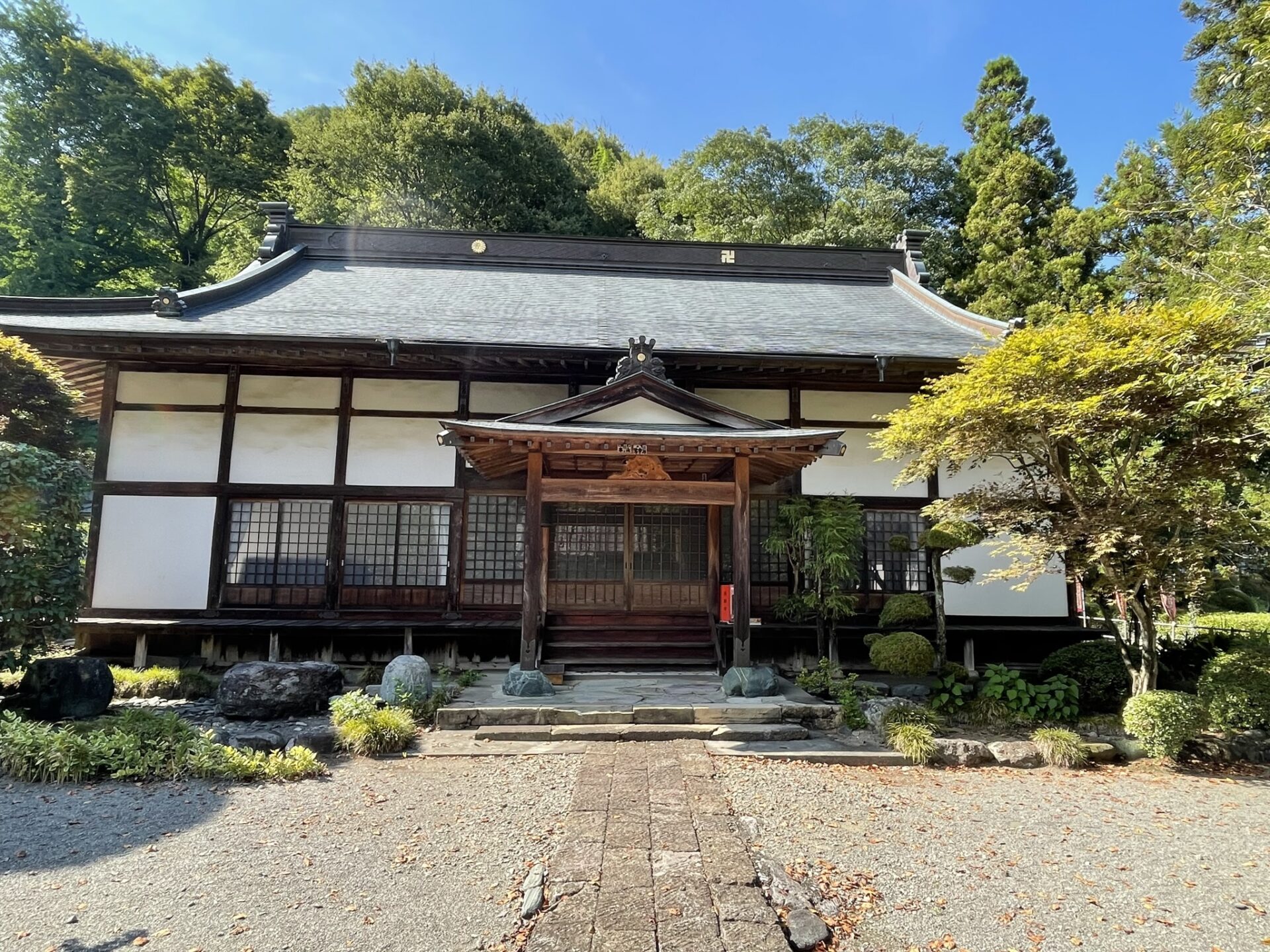 長厳寺の巨大な磨崖仏、お寺の裏山で微笑み鎮座するその光景とは?(群馬県甘楽郡) Explore Romance